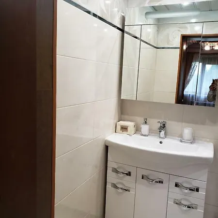 Medova Nasoloda Lodge Guta